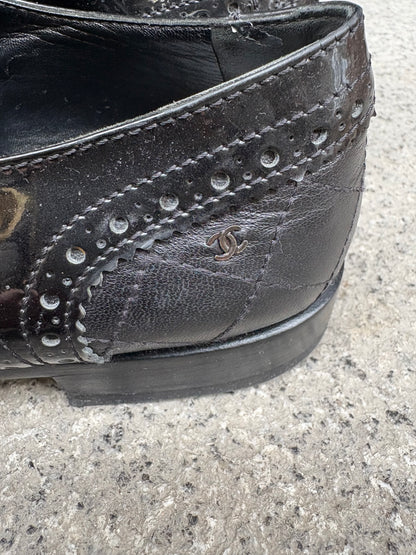 CHANEL. Zapatos Oxford negros piel