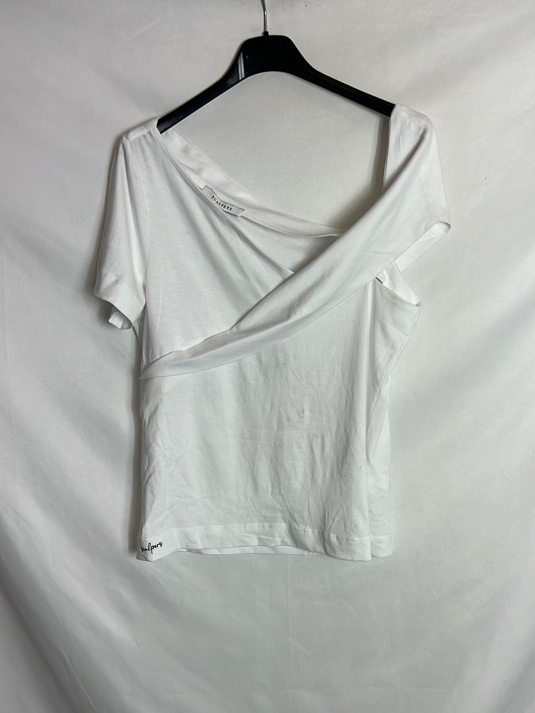 SCALPERS. White T-shirt with shoulder detail. TS