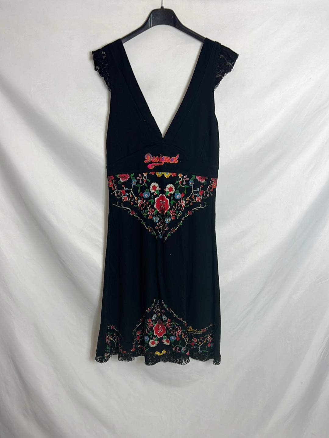 DESIGUAL. Vestido negro escote espalda. T M