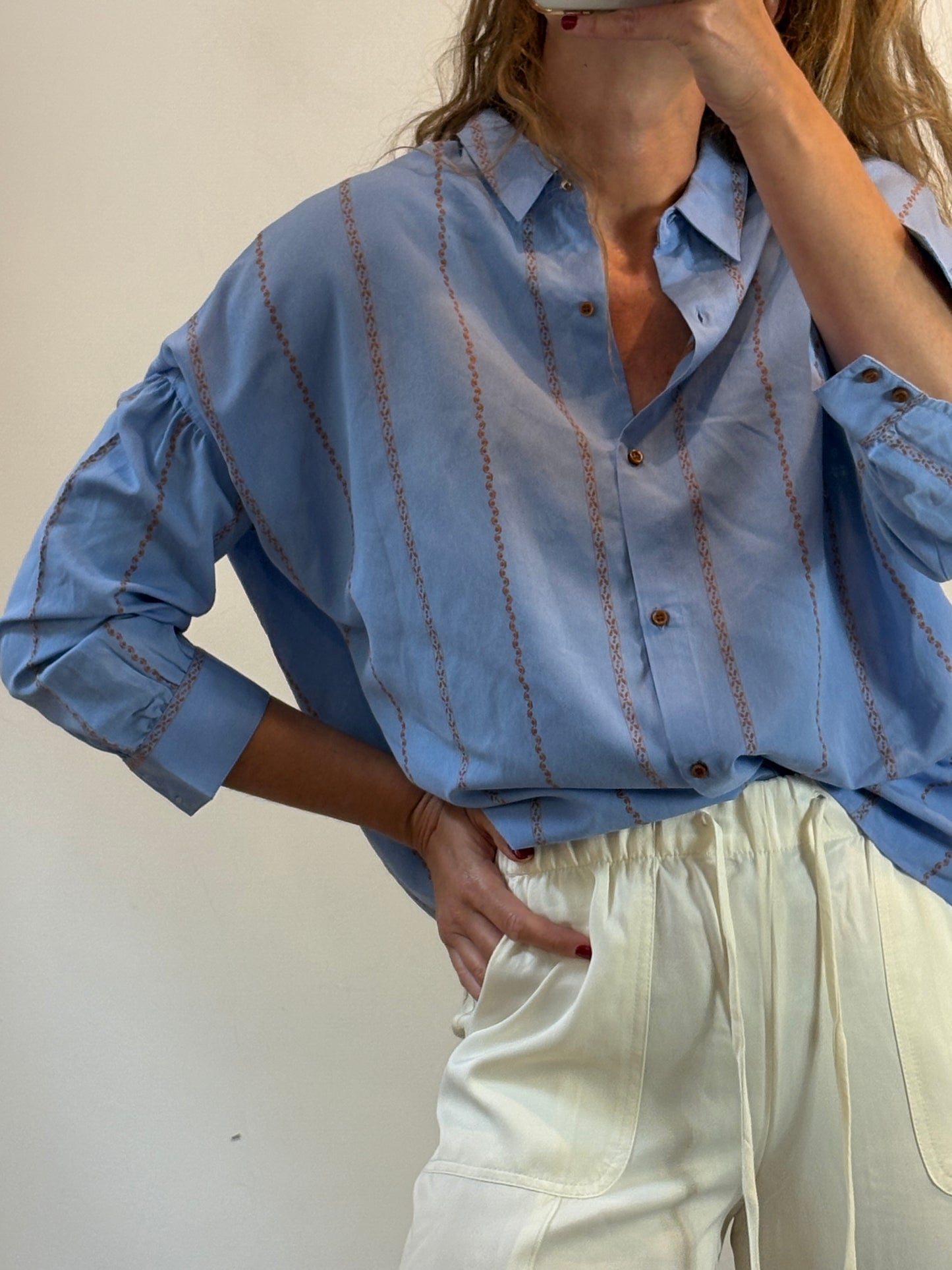 SESSÚN. Camisa azul greca