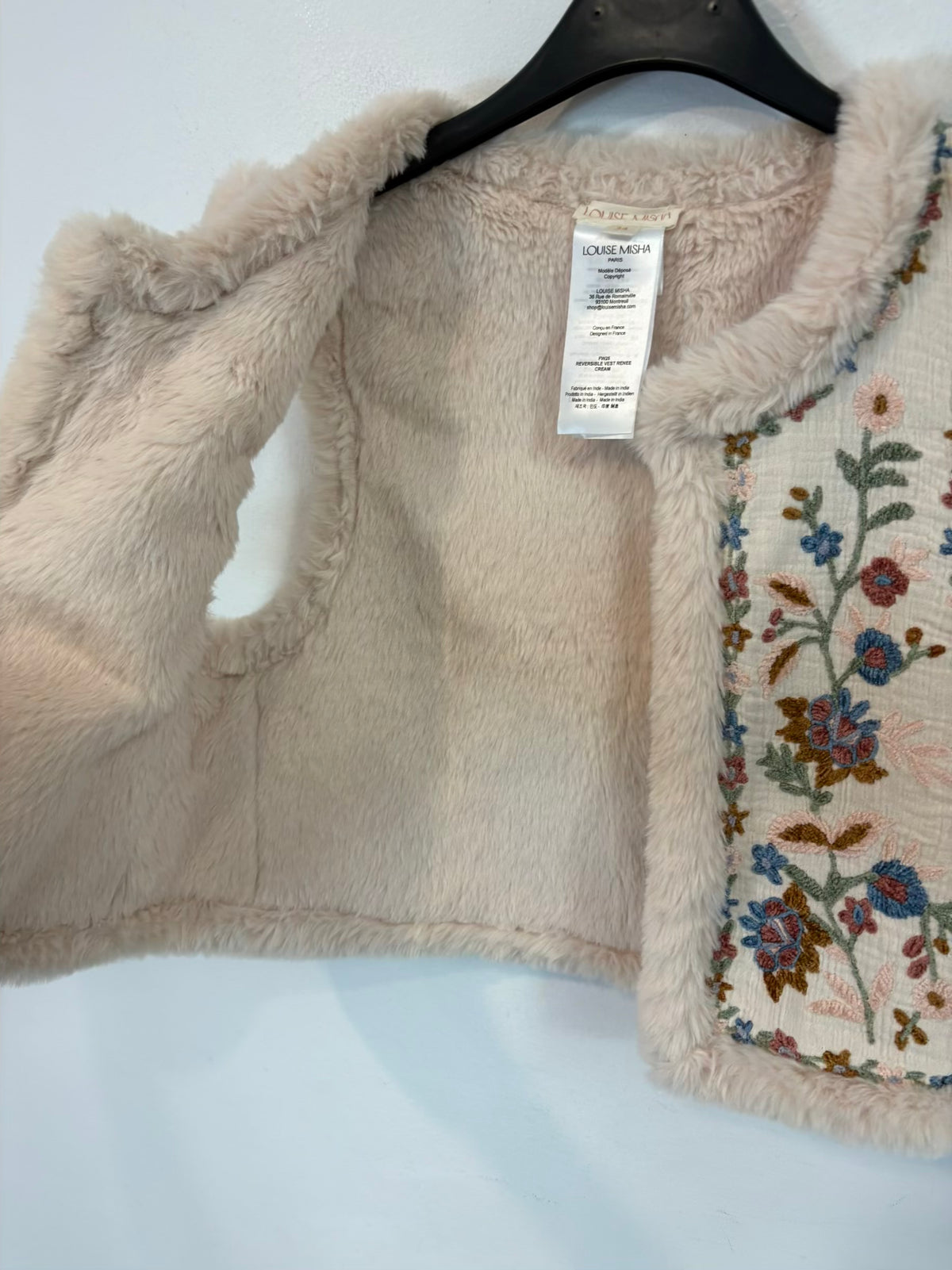 LOUISE MISHA. Chaleco beige bordados pelito