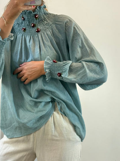 JO SEPHINE. Blusa azul fluida detalle cuello 💕