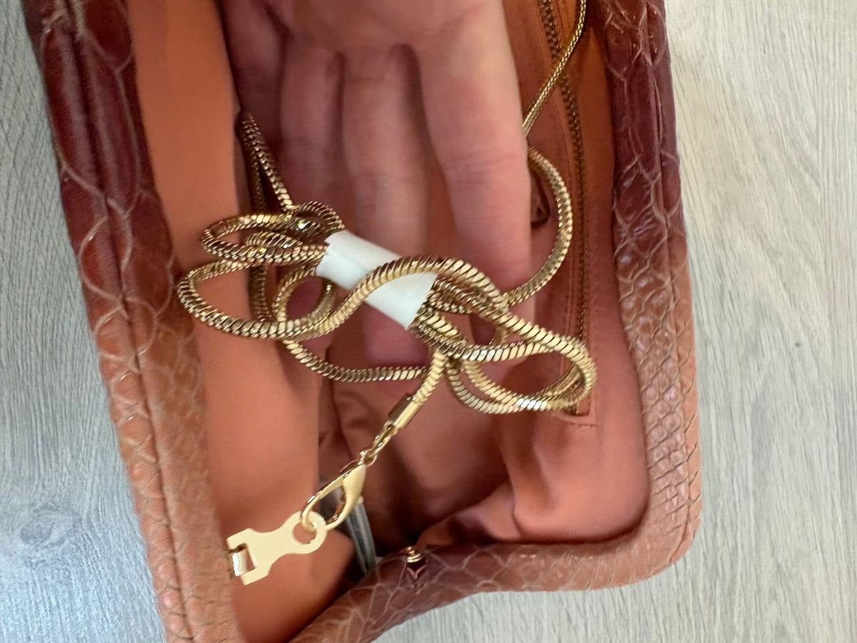 ZARA. Pouch de piel con relieve edición limitada