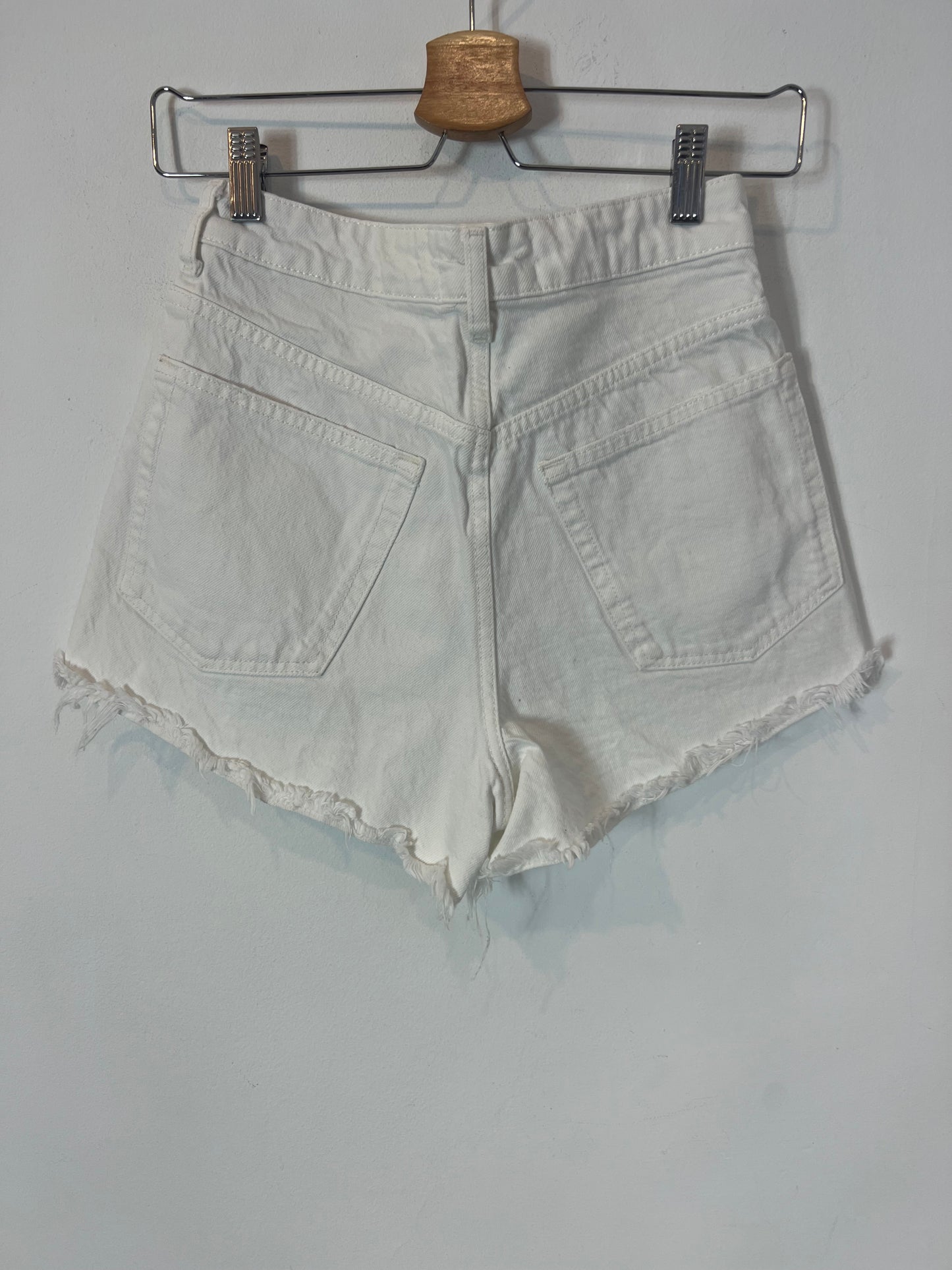 ZARA. Denim short blanco flecos. T 34