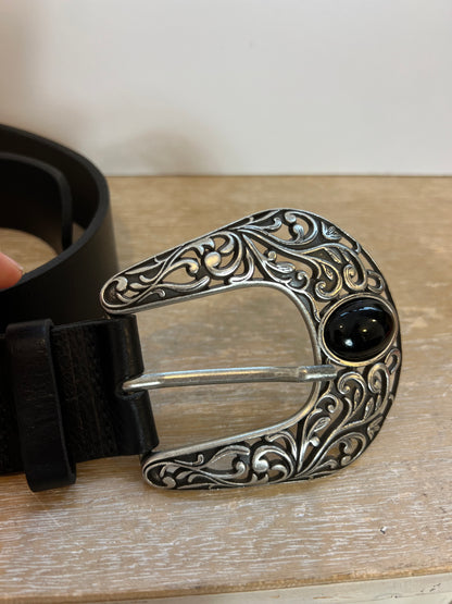 ZARA. Cinturón piel hebilla piedra. T 85