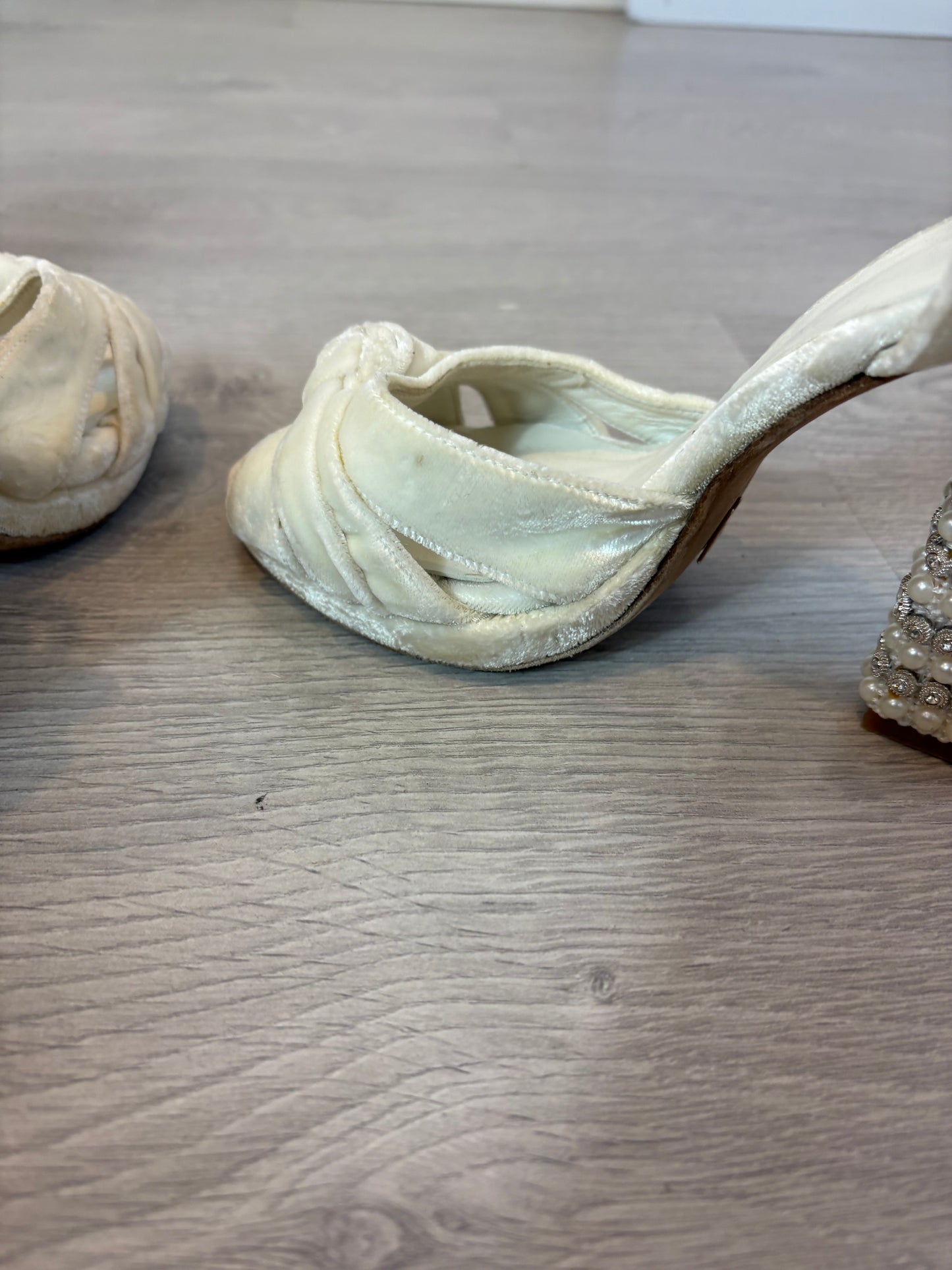 JUST+ ENE. Sandalia terciopelo Bianca