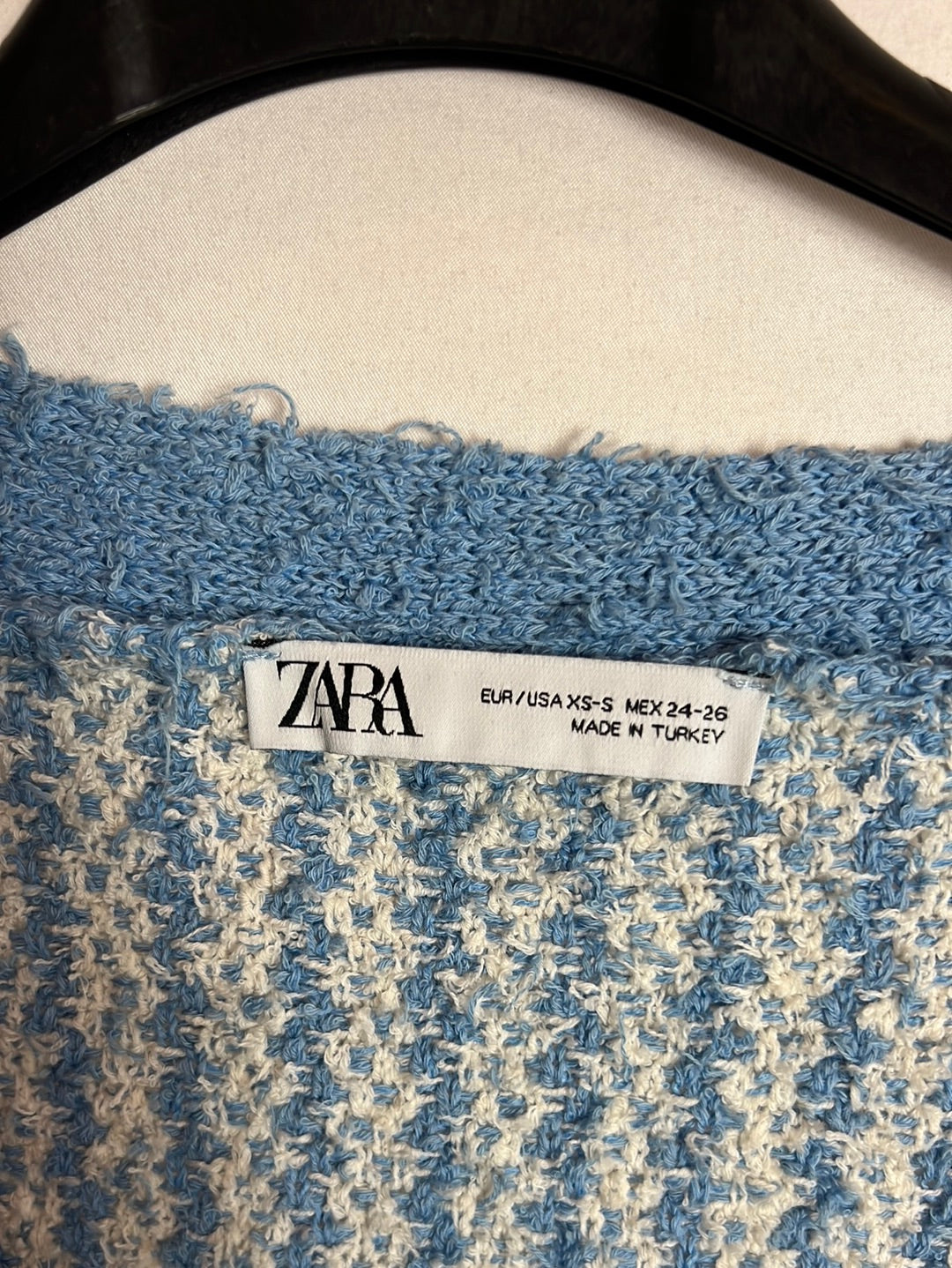 ZARA. Cárdigan bicolor textura botones dorados. T XS-S