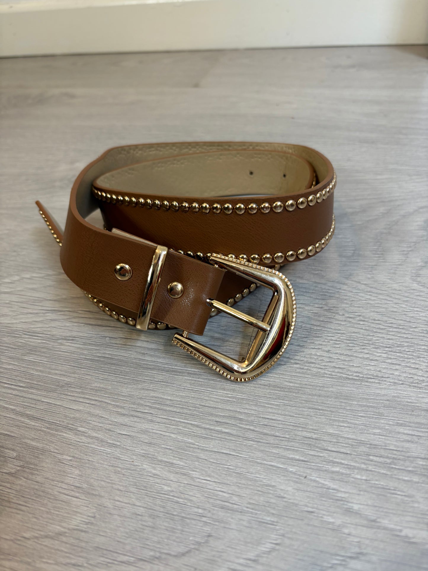 OTRAS. Cinturón marrón tachuelas doradas