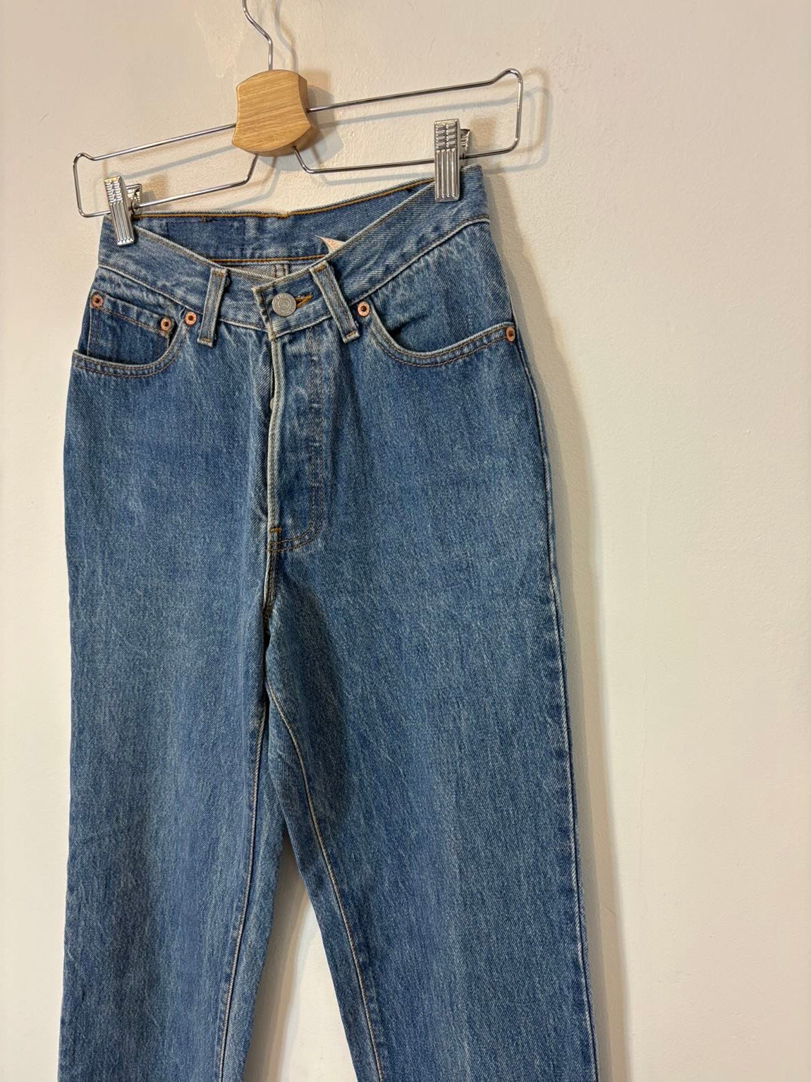 LEVI’S . Denim vintage abotonado lavado medio