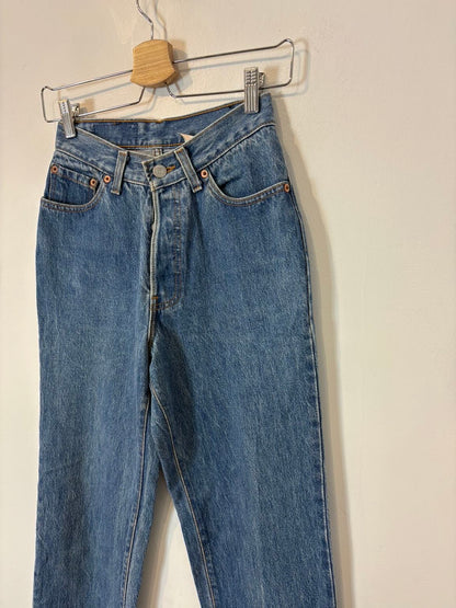 LEVI’S . Denim vintage abotonado lavado medio