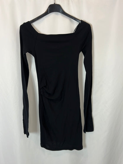 ZARA. Black fitted dress with shoulders.TM