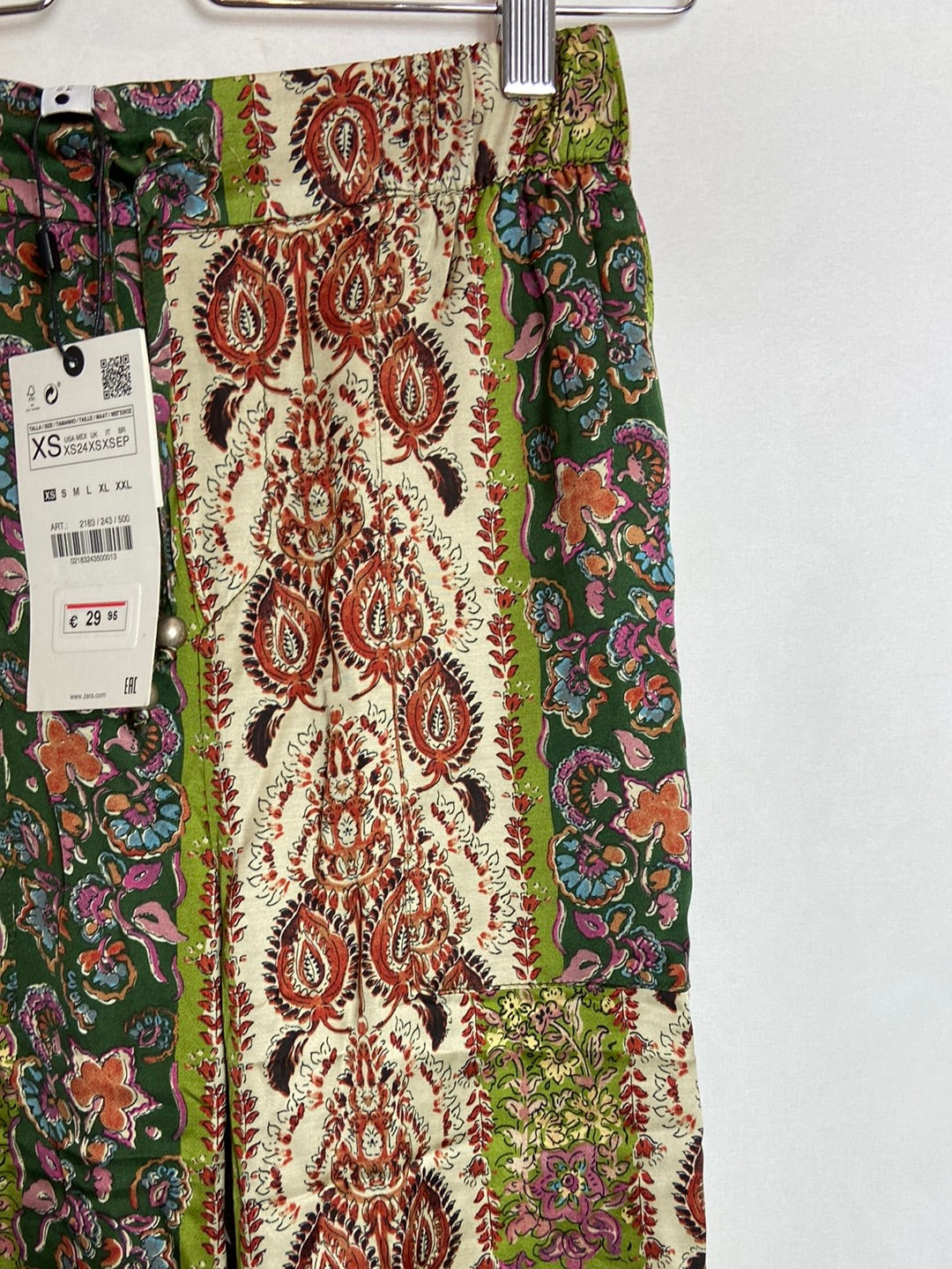 ZARA. Pantalones verdes estampado T.XS