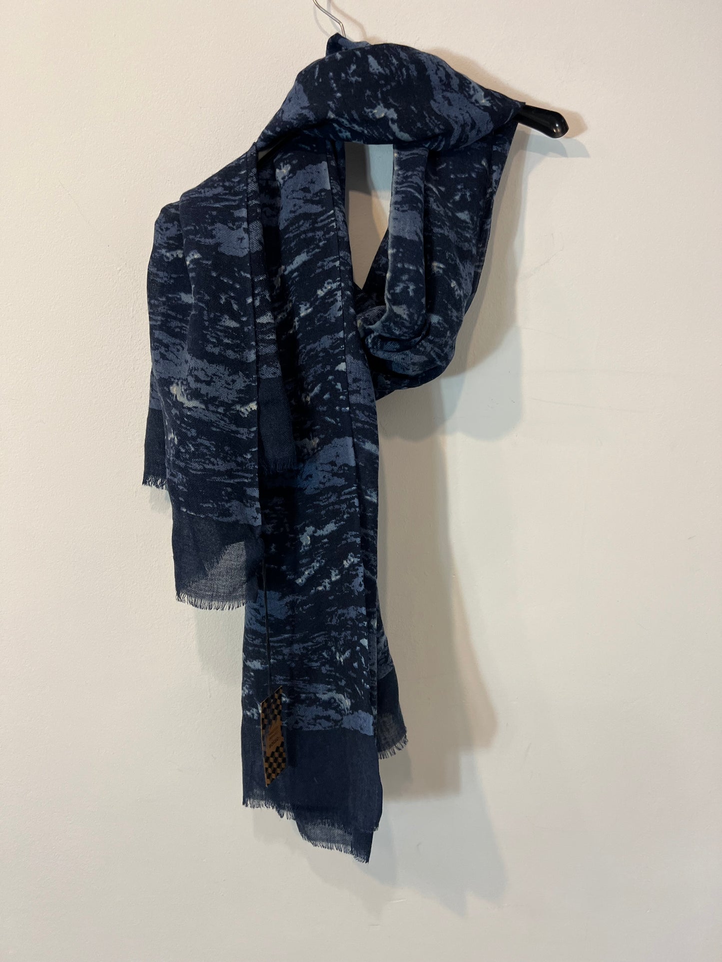 SOLOIO. Fular azul estampado