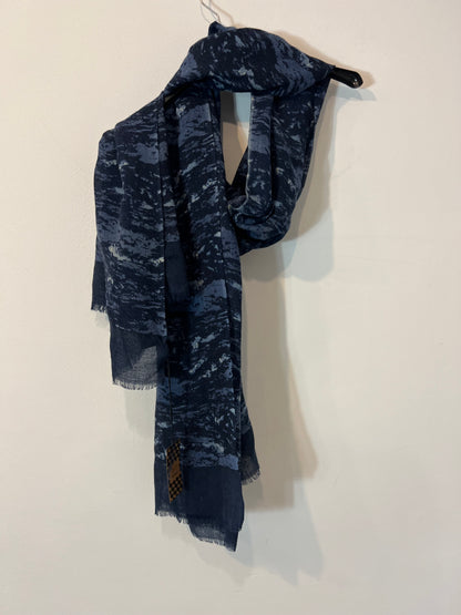 SOLOIO. Fular azul estampado