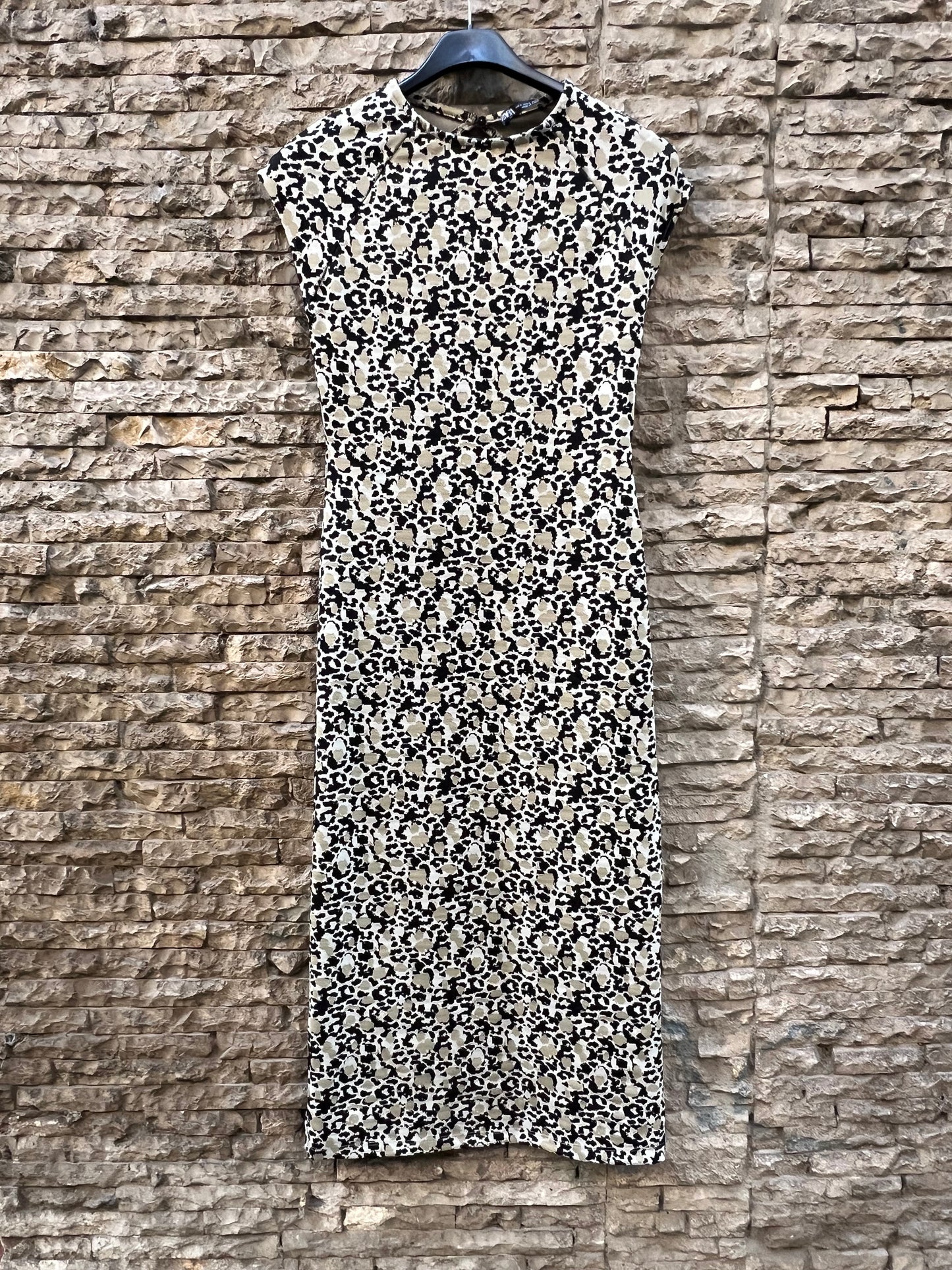 ZARA. Vestido estampado entallado