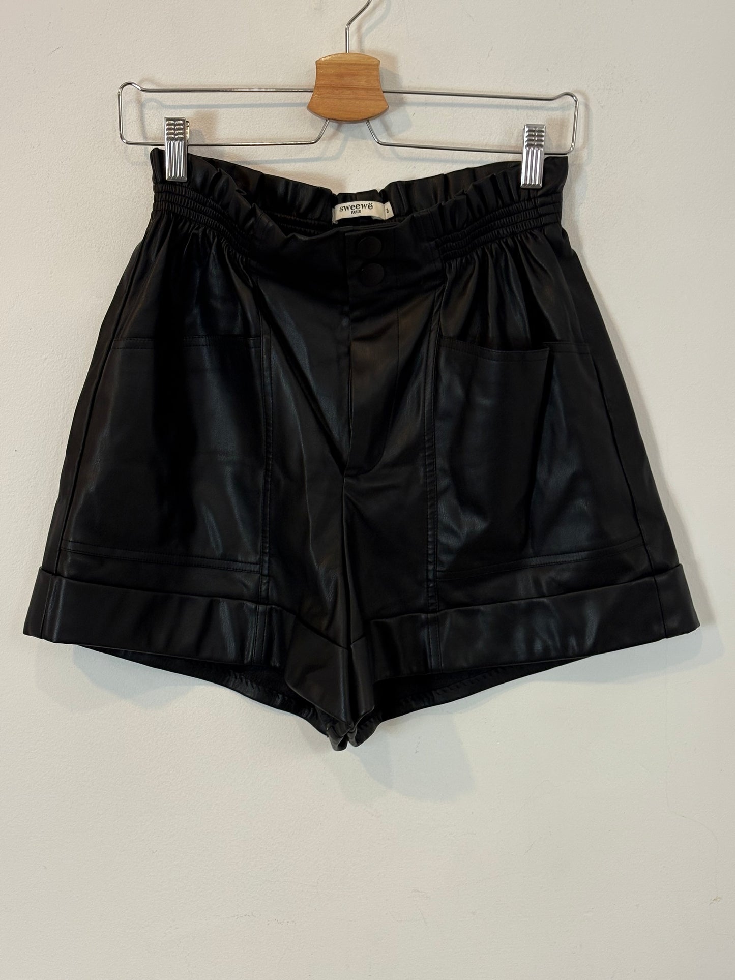 SWEEWÉ. Bermuda negra efecto piel