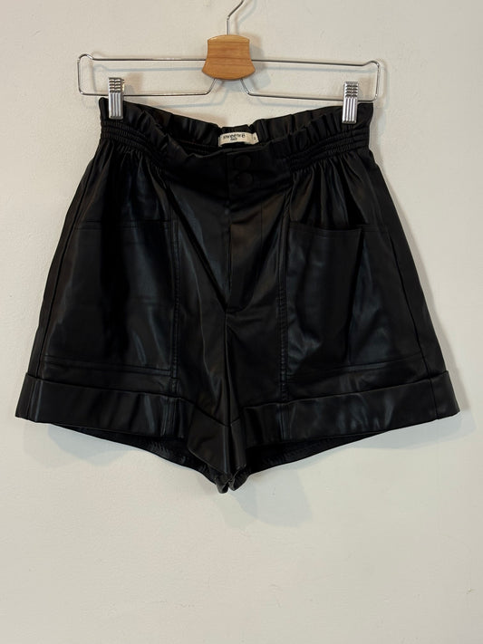SWEEWÉ. Bermuda negra efecto piel