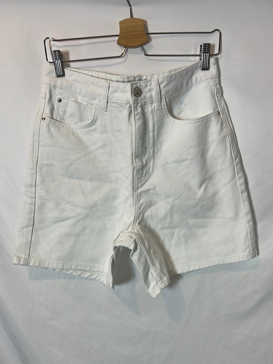ZARA. Bermuda denim blanca. T 38