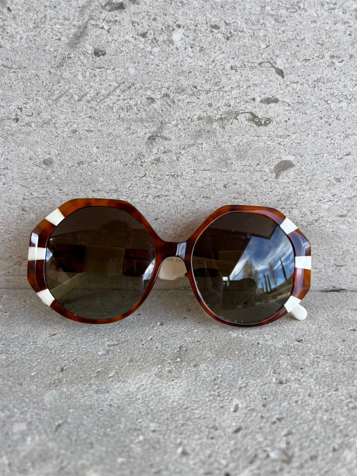 MÓ CARTUREGLI. Gafas de sol montura bicolor