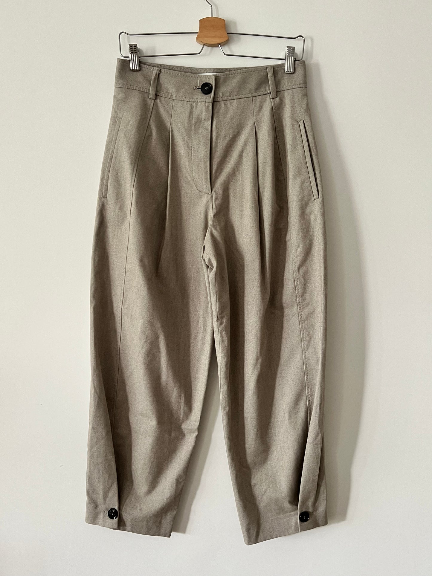 ZARA. Pantalón beige pinzas