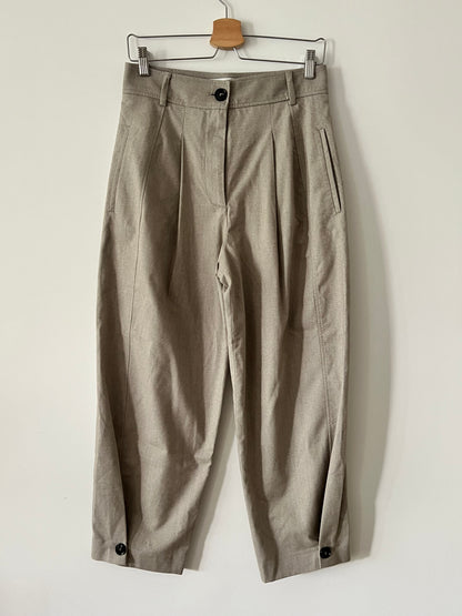 ZARA. Pantalón beige pinzas