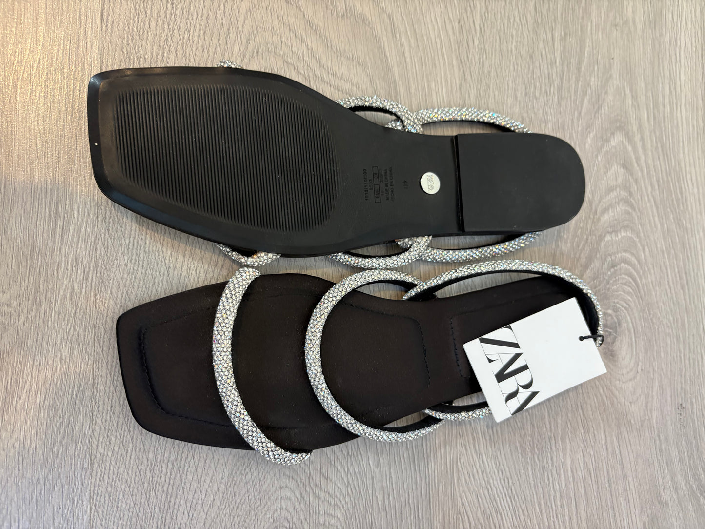 ZARA. Flat sandals with shiny straps. Size 40