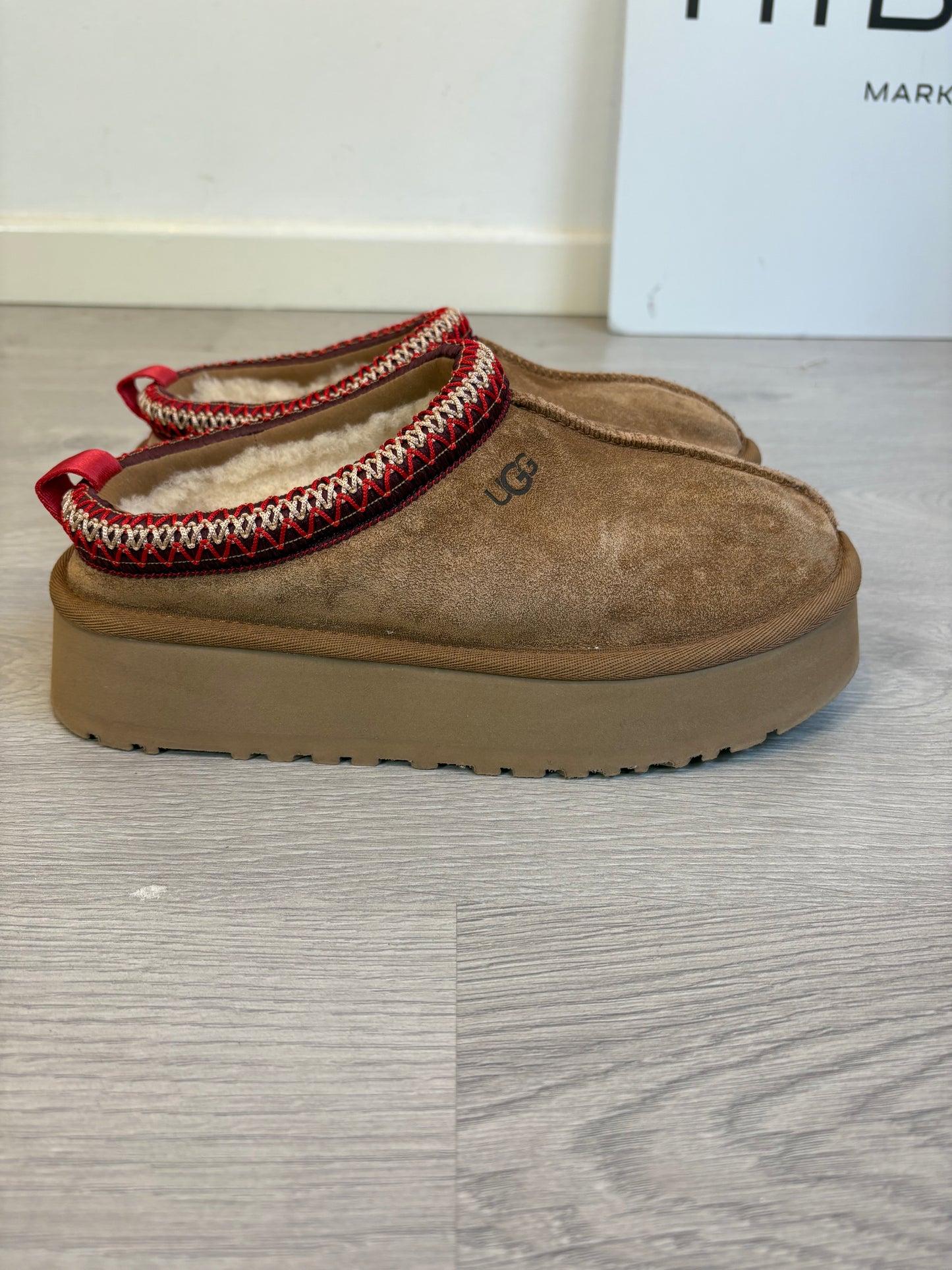 UGG Tazz. Zuecos borreguito