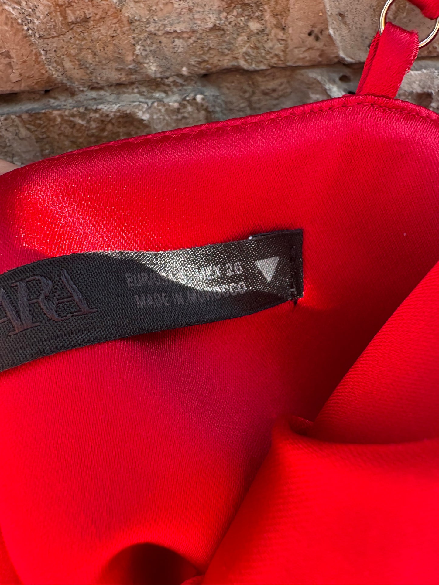 ZARA. Vestido largo satinado rojo