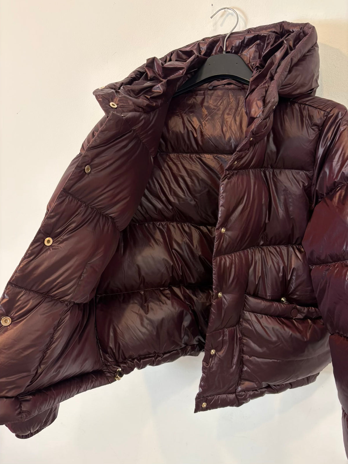 EMME Marella. Plumas berenjena oscuro capucha
