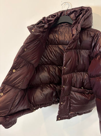 EMME Marella. Plumas berenjena oscuro capucha