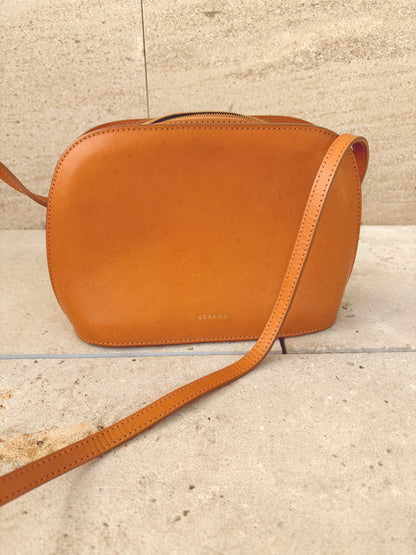 SÉZANE. Bolso camel asa larga