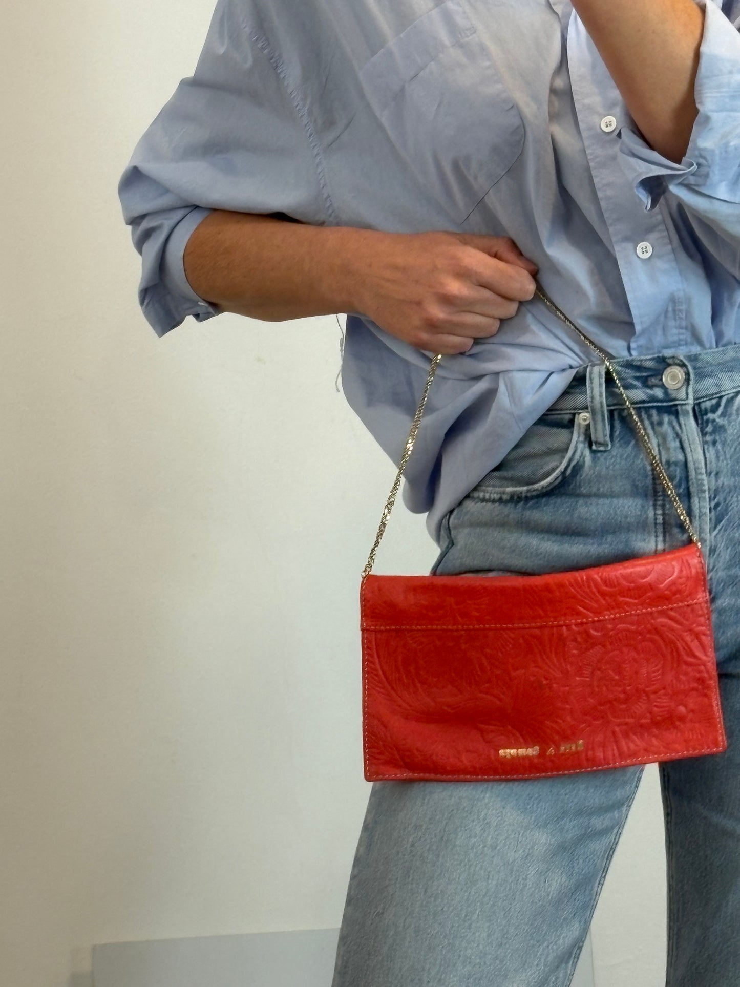 DEVA & COMEYA. Bolso /cartera de mano piel en rojo