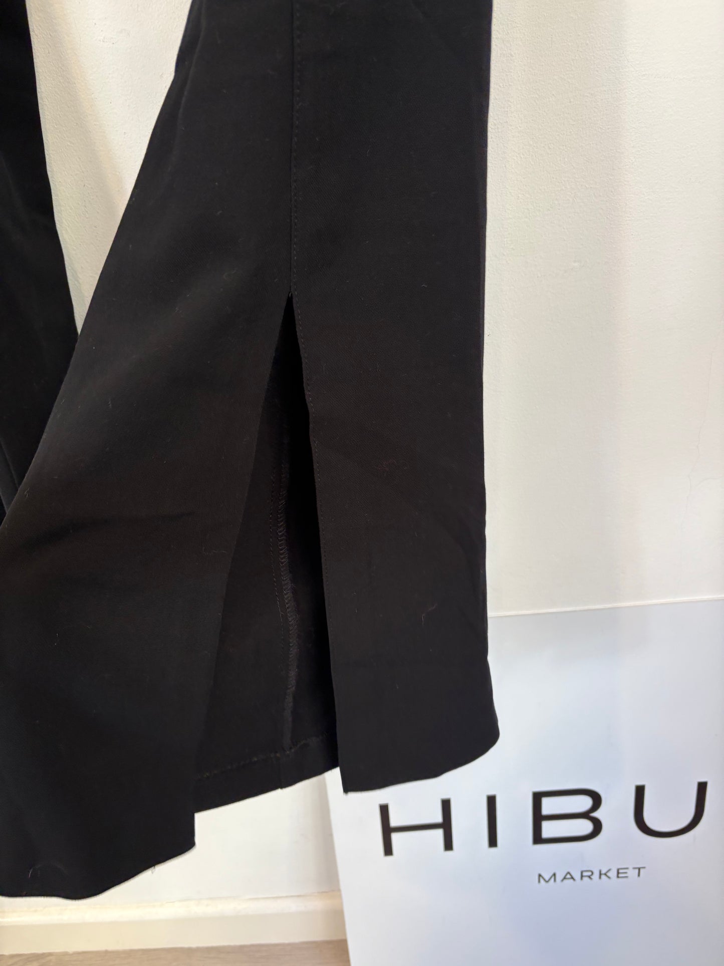 MANGO. Pantalón negro de vestir acampando