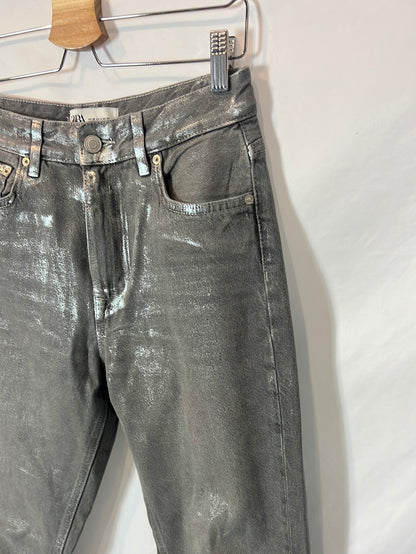 ZARA. Pantalón gris encerado T.36