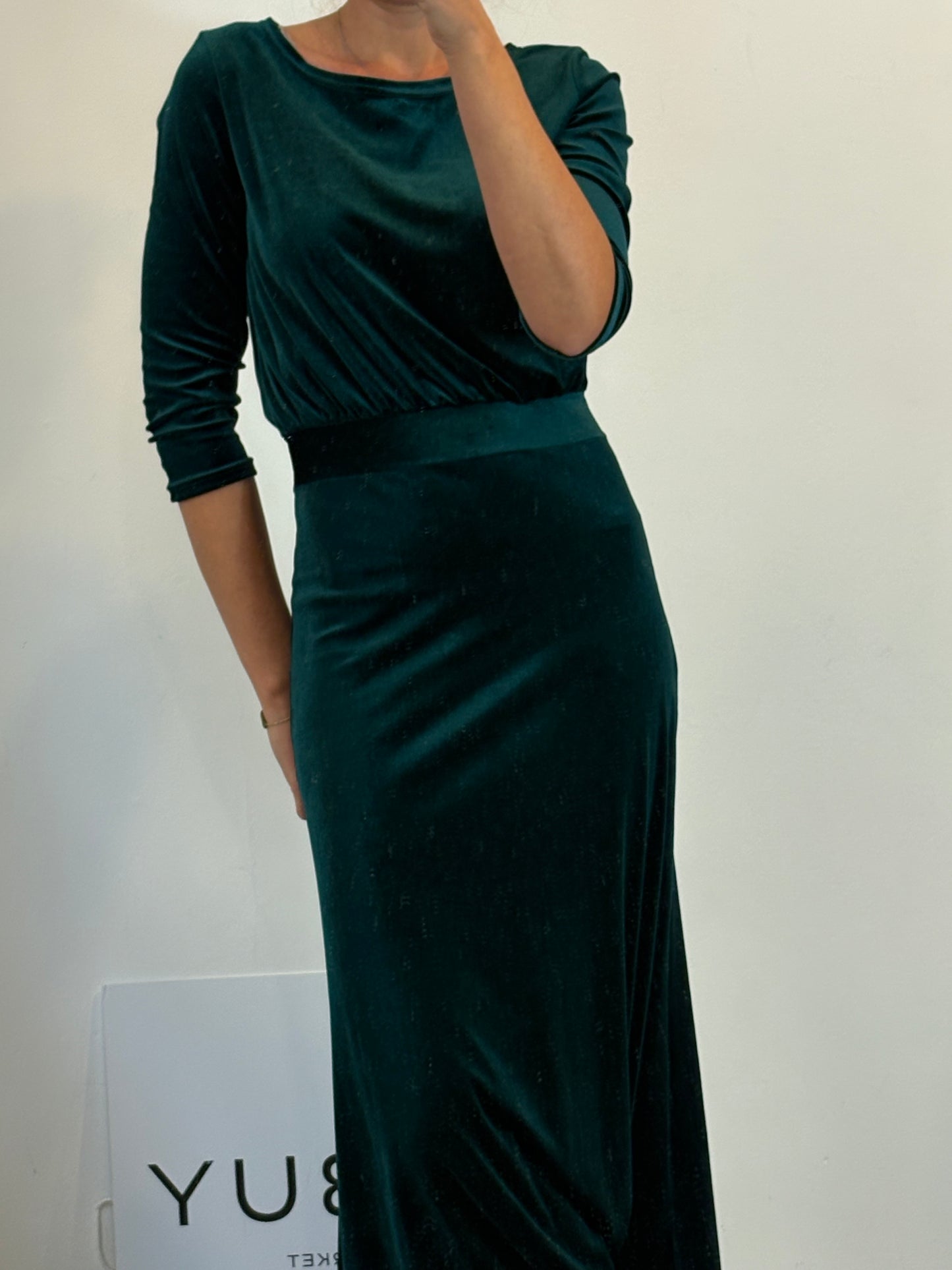 OTRAS. Vestido largo terciopelo verde