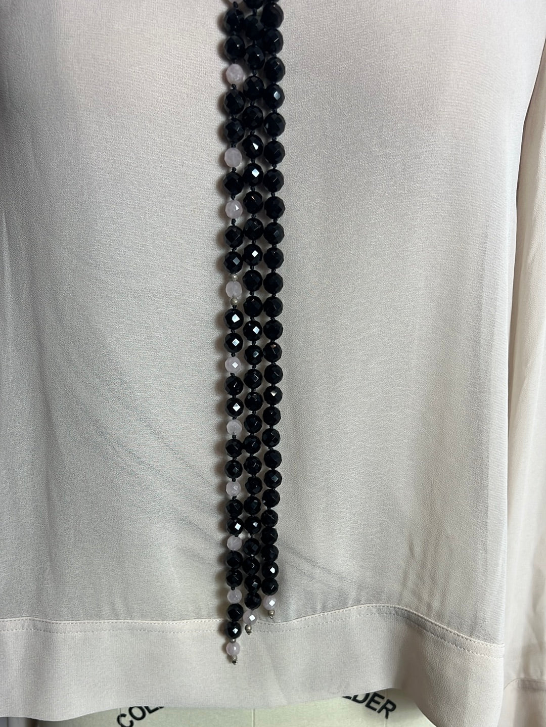 OTRAS. Collar pedreria negra y rosa