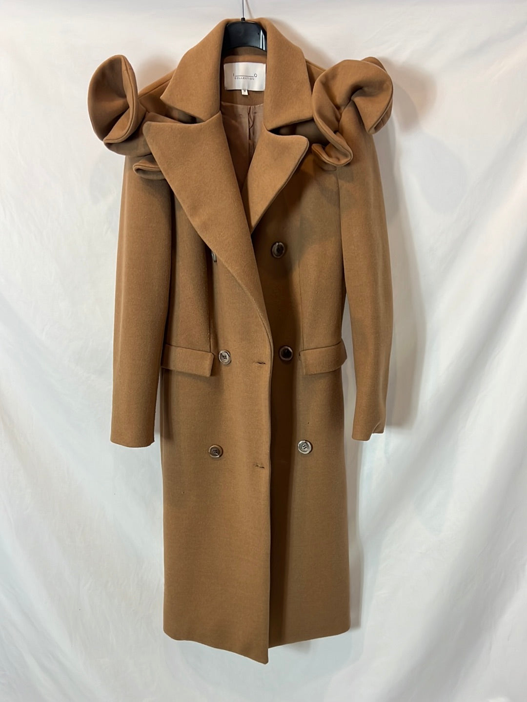 IQ COLLECTION. Camel coat with ruffle detail Tm