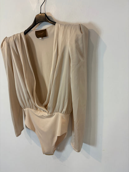 IQ COLLECTION. Body beige hombreras