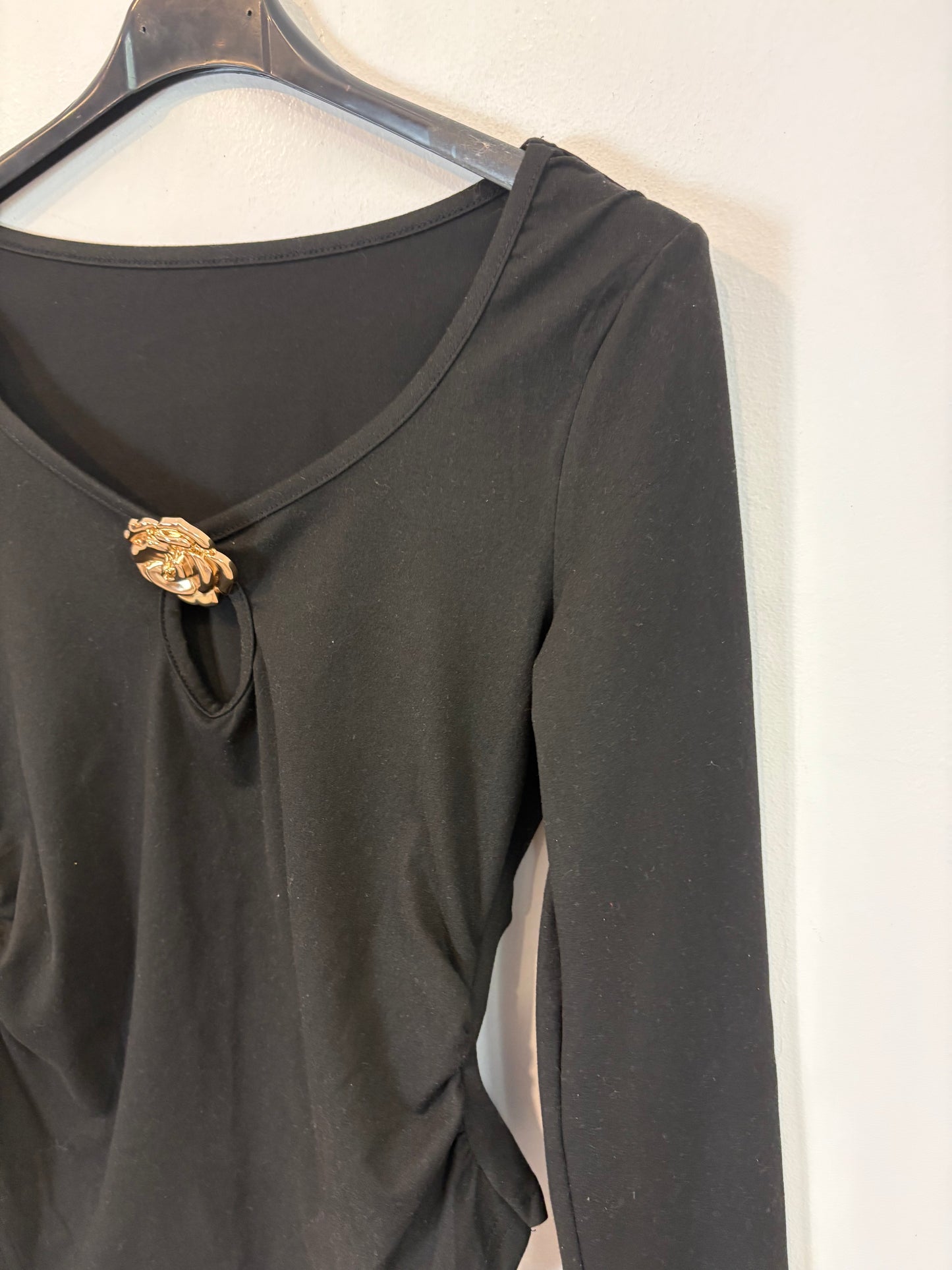 OTRAS. Top negro elástico detalle broche. T S