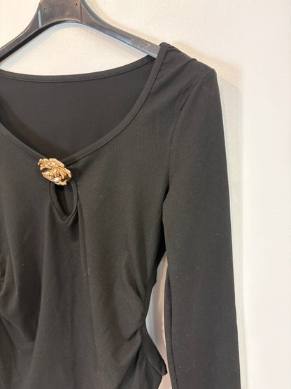 OTRAS. Top negro elástico detalle broche. T S