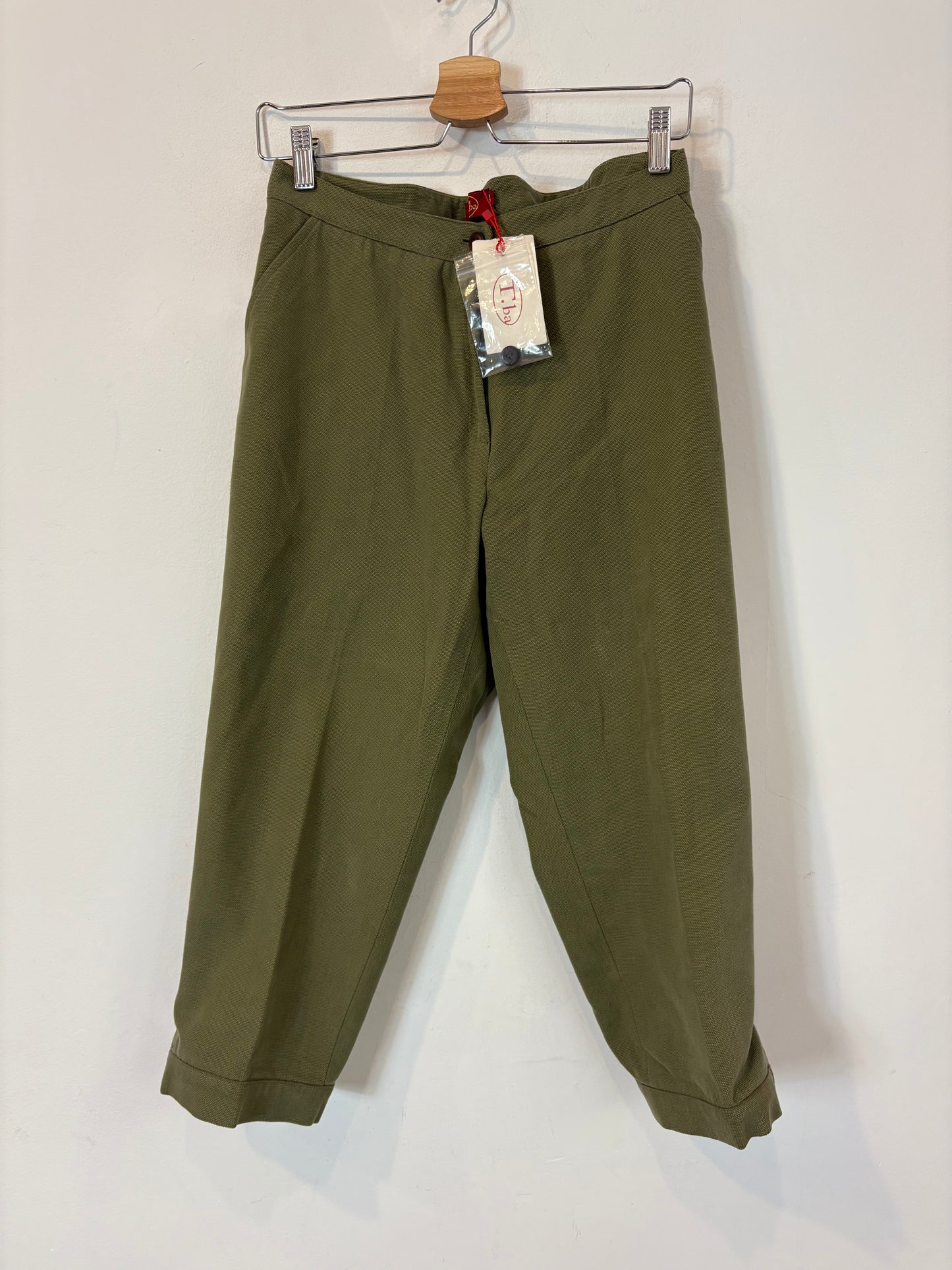 TBA. Pantalón verde media pierna