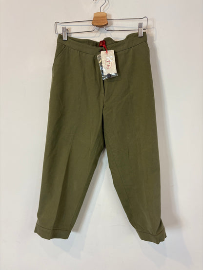 TBA. Pantalón verde media pierna