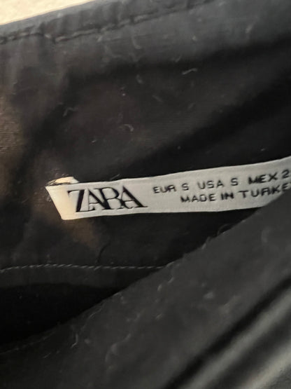 ZARA. Falda negra satinada T.s