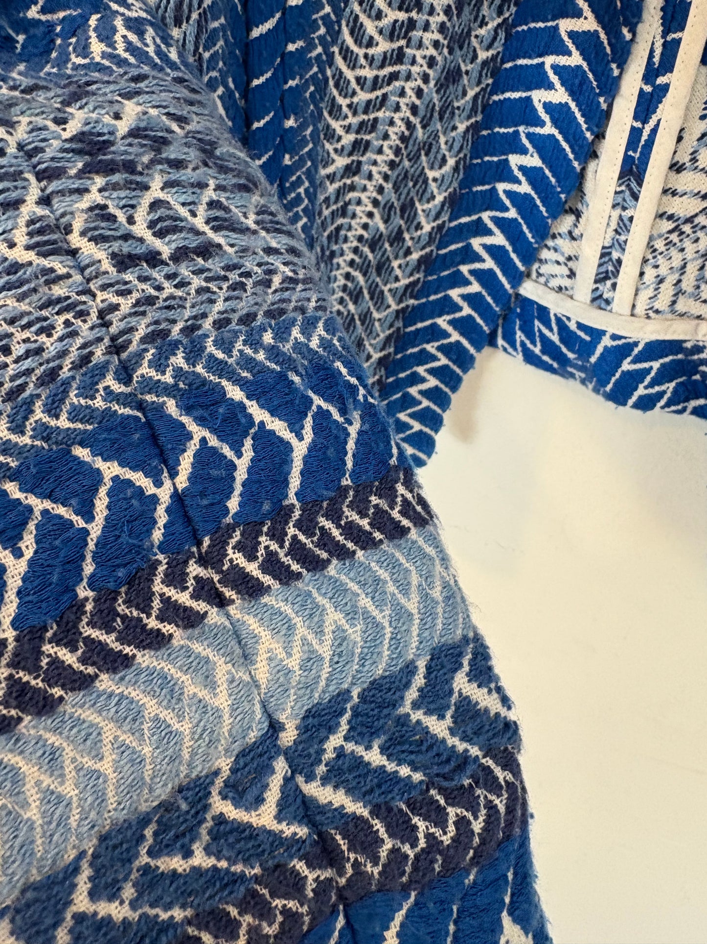 IRO. Chaqueta azul bordada