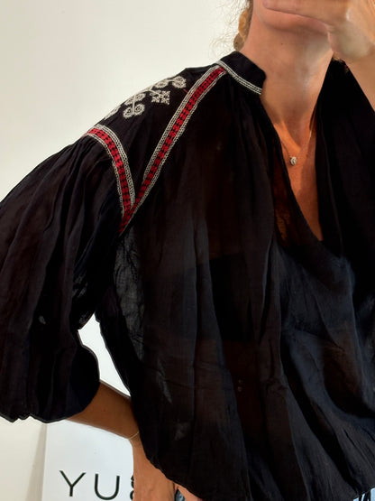 ZARA. Blusa negra detalles bordados. T. S