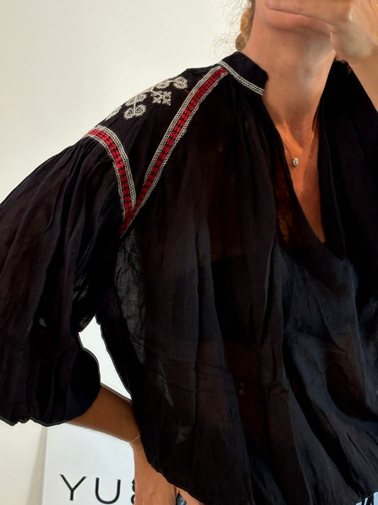 ZARA. Blusa negra detalles bordados. T. S