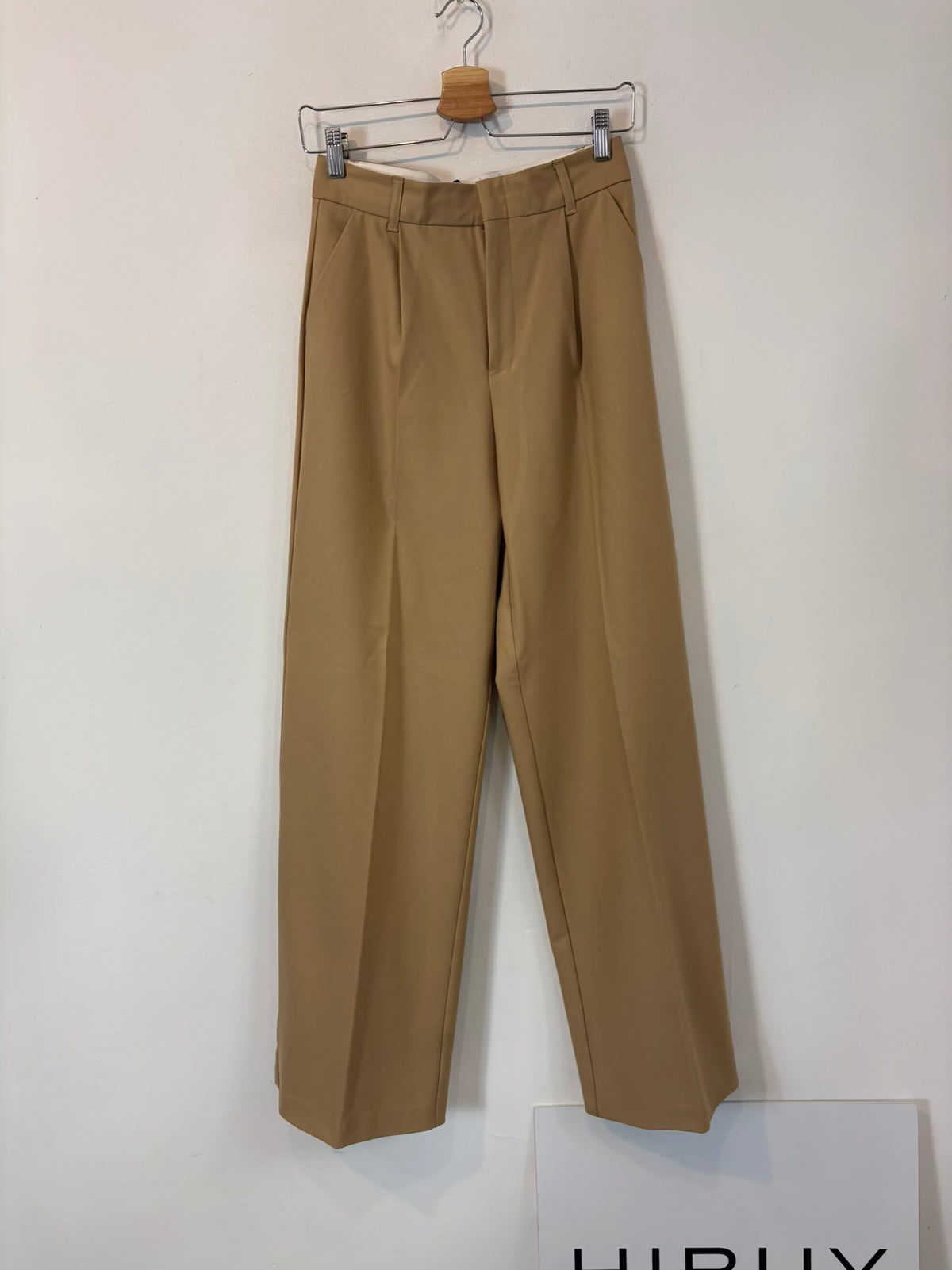 ZARA. Traje de chaqueta beige sastre