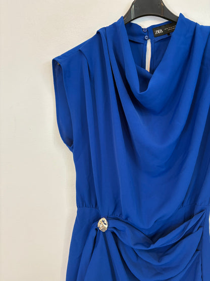 ZARA. Vestido corto azul broche. T M