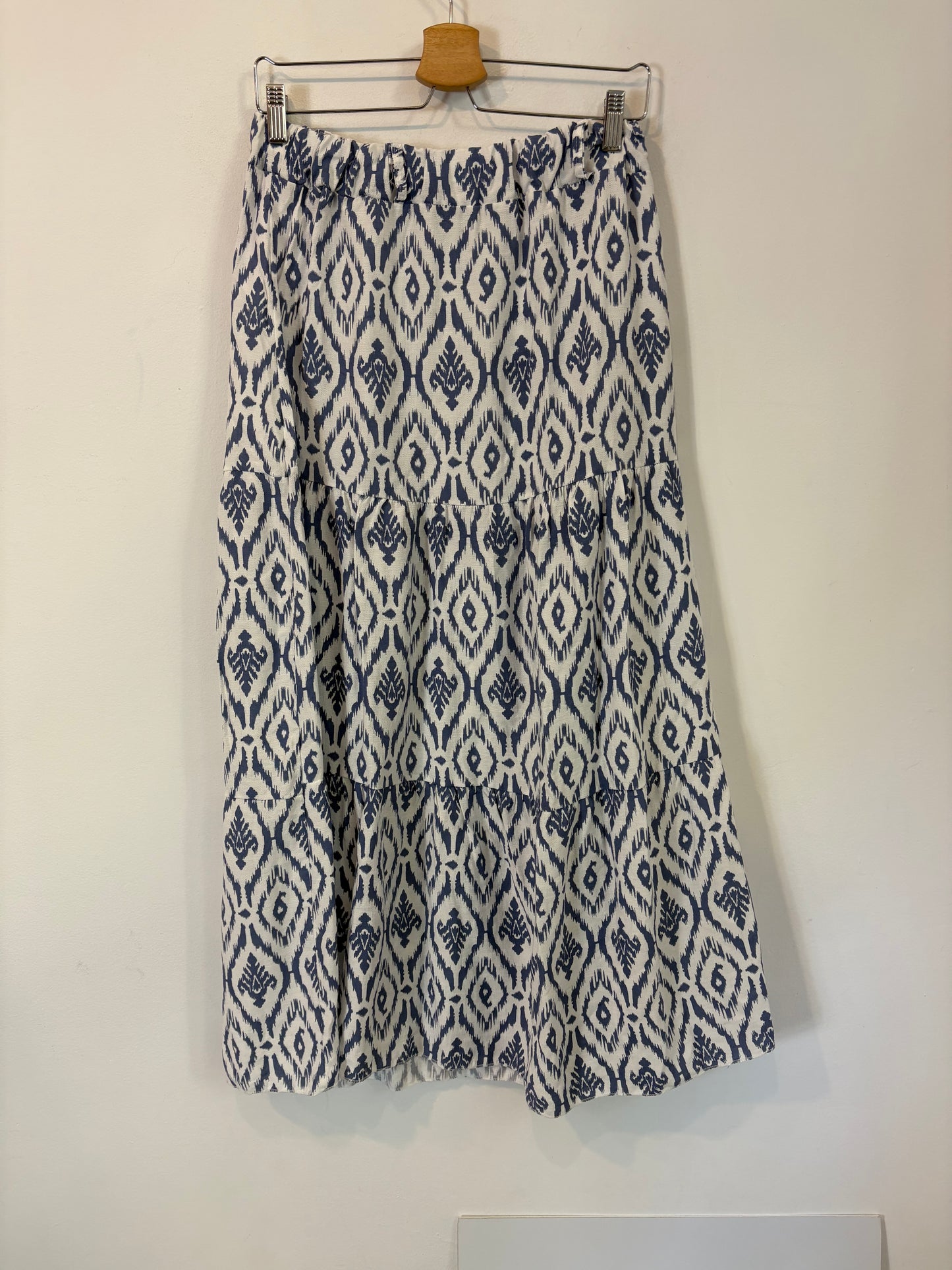 OTRAS. Falda larga fluida estampado azules. T M