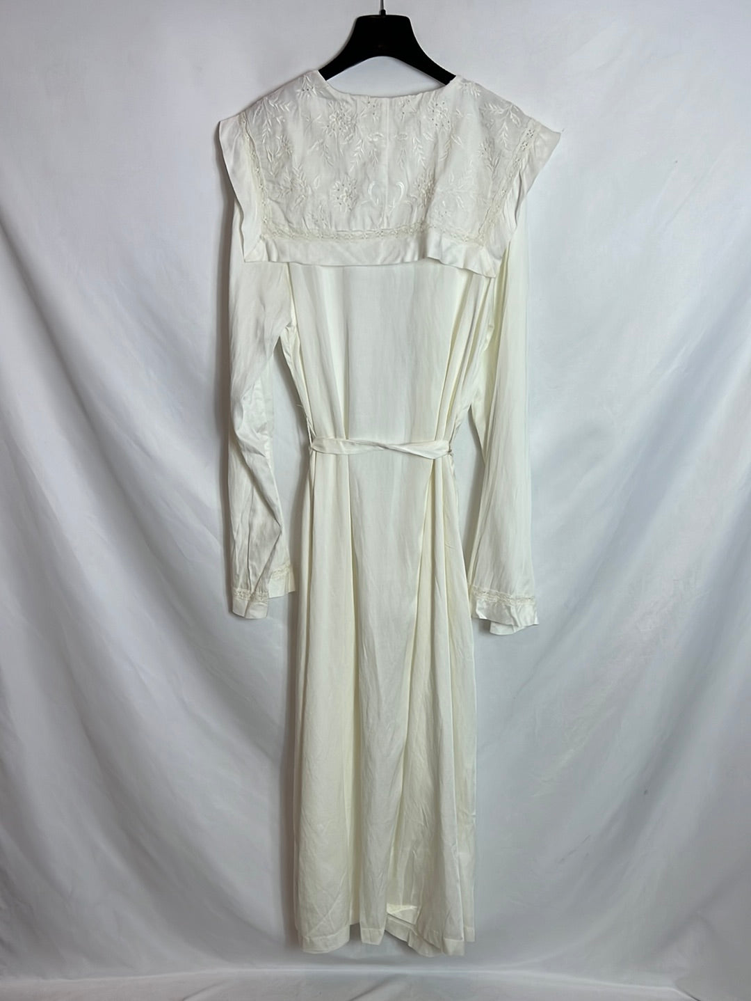 ZARA HOME. Bata blanca bordada T.l